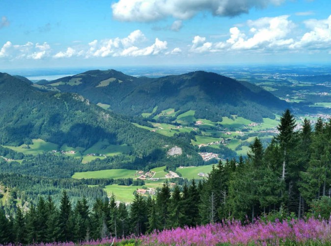 060_SchoeneAussichtenTouristik_pixabay_chiemgau_under-the-mountain-4384885_1920